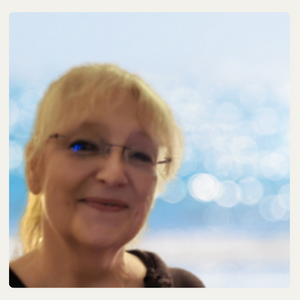 Porträt von Katharina Hille, Autorin und Gründerin der Pfotenastrologie.