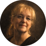 Porträtfoto von Katharina Hille, Autorin der Pfotenpakt-Saga, der Astro-Biografie von Maria Stuart, sowie Entwicklerin der Pfotenastrologie
